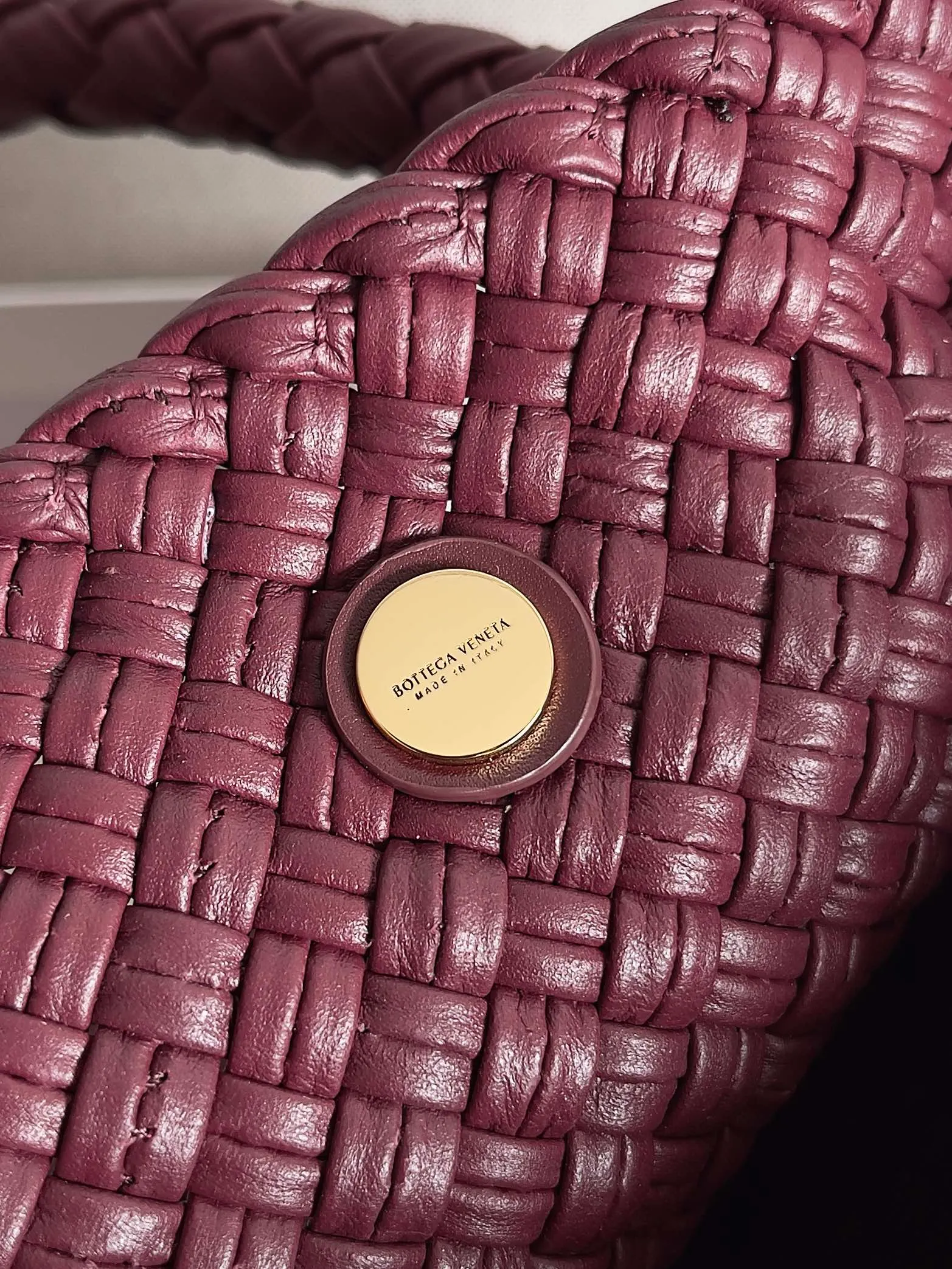 Batch 5760 BV collectible small woven handbags are really YYDS!! Bottega Veneta’s most classic small woven handbags are back! ! We use the highest quality leather with the highest craftsmanship❤️ to create the most expensive works. We have created the original Intrecciato leather weaving process❤️ This unique traditional exclusive leather weaving method has not only become our logo but also reflects the time-consuming and labor-intensive craftsmanship of our products❤️ The new TOSCA handbag must be a selection worth collecting🆕⚠️⚠️Babies, malachite can be sold separately and can be assembled by yourself Style number: 716974 Size: 27*9*18cm